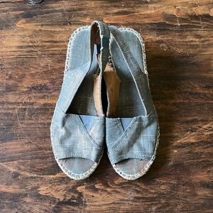Clarks 7.5 blue jeans with gold spring summer sandals